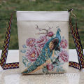 Bolsa crossbody tingida com fio artesanal estilo Bohemia usada para mulheres